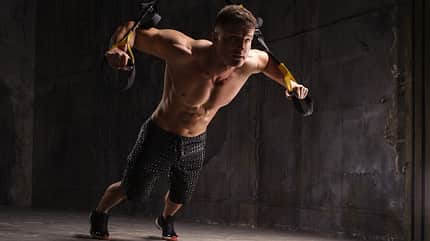 Ein Schlingen- oder Suspension-Trainer ist perfekt fürs Home-Gym, da er nicht viel Platz Ein Schlingen- oder Suspension-Trainer ist perfekt fürs Home-Gym, da er nicht viel Platz