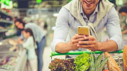Wenn du im Supermarkt auf dem Handy deine Einkaufsliste prüfst, könntest du Viren auf das Display bringen Wenn du im Supermarkt auf dem Handy deine Einkaufsliste prüfst, könntest du Viren auf das Display bringen