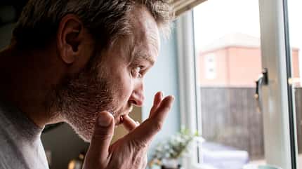 Viele Menschen tun es: den Finger anlecken Viele Menschen tun es: den Finger anlecken