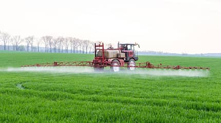 Konventionelle Landwirtschaft setzt Pestizide ein Konventionelle Landwirtschaft setzt Pestizide ein