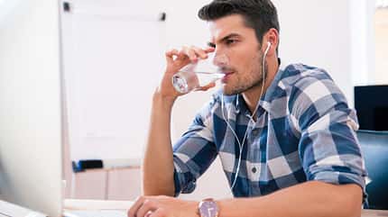 Trinke zunächst ein Glas Wasser, wenn du dich hungrig fühlst Trinke zunächst ein Glas Wasser, wenn du dich hungrig fühlst