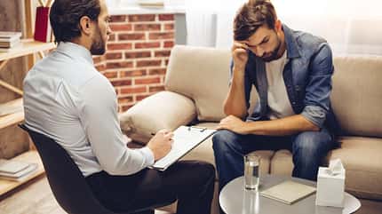 Viele Männer scheuen sich immer noch, sich an einen Väter-Coach zu wenden Viele Männer scheuen sich immer noch, sich an einen Väter-Coach zu wenden