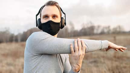 Sport mit Maske Bei Sport mit Maske sollte man anfangs häufiger Pausen einlegen