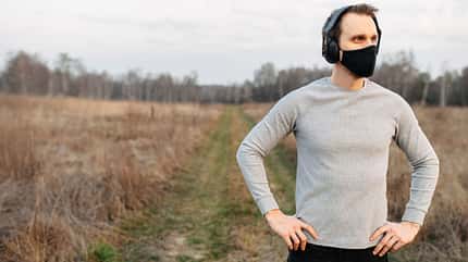 Joggen mit Mundschutz Joggen mit Mund-Nasen-Schutz schützt andere für den Fall, dass du unwissentlich mit dem Covid-19-Virus infiziert bist