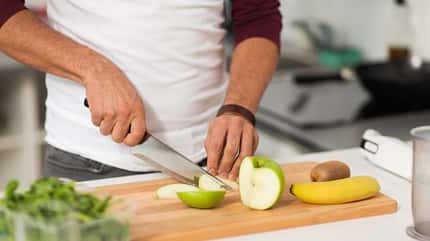 Bananen und Äpfel sind sättigende Lebensmittel Bananen und Äpfel sind sättigende Lebensmittel