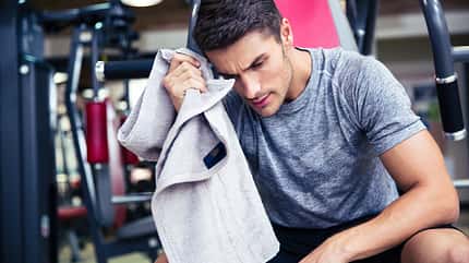 Auf ein schweißtreibendes Training solltest du vorerst im Gym verzichten Auf ein schweißtreibendes Training solltest du vorerst im Gym verzichten