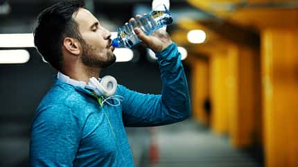 Hobby-Sportler können auch zu einer Flasche Wasser greifen Hobby-Sportler können auch zu einer Flasche Wasser greifen