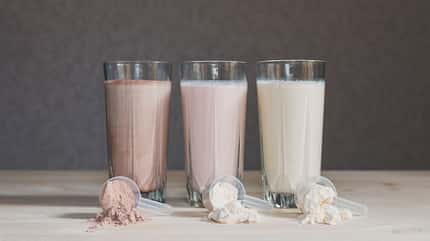 Whey hat eine sehr hohe biologische Wertigkeit und versorgt dich mit viel Eiweiß Whey hat eine sehr hohe biologische Wertigkeit und versorgt dich mit viel Eiweiß
