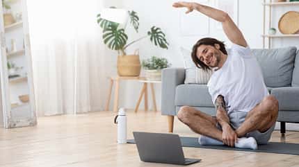Mann, Yoga, gesund altern Yoga trägt dazu bei, gesund älter zu werden.