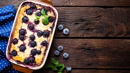 Der Quarkauflauf mit Beeren enthält nicht nur viel Protein, er schmeckt auch lecker fruchtig Der Quarkauflauf mit Beeren enthält nicht nur viel Protein, er schmeckt auch lecker fruchtig