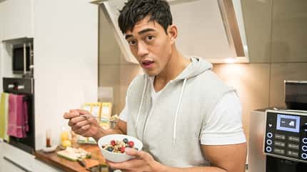 Indem du den Tag mit vollwertigen Mahlzeiten durchplanst, ist die Chance geringer, dass du aus Langeweile oder aufgrund von Heißhunger snackst Indem du den Tag mit vollwertigen Mahlzeiten durchplanst, ist die Chance geringer, dass du aus Langeweile oder aufgrund von Heißhunger snackst