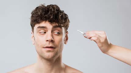 Mann bekommt Haare gezupft Mann bekommt Haare gezupft