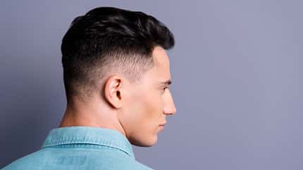 Mann mit gefärbten Haaren Mann mit gefärbten Haaren