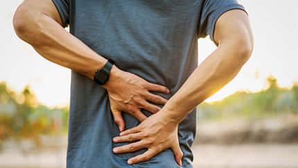 Rückenschmerzen können ein erstes Anzeichen von Osteoporos sein.
