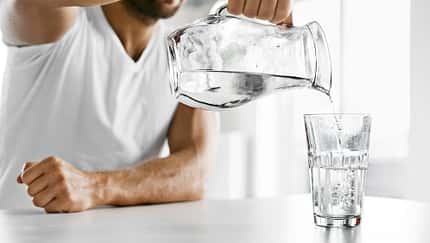 Mit diesen 7 Tipps schaffst du es, täglich 3 Liter Wasser zu trinken