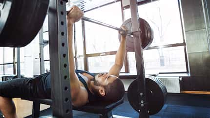 muscular,studio,handsome,flooring,strength,young,caucasian,slim, Eine Hantelbank liefert eine stabile Basis für Ihr Krafttraining