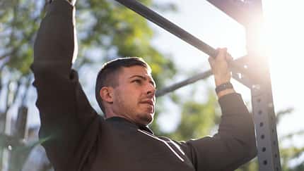 Mit der richtigen medikamentösen Einstellung können Asthmatiker wie der Fitnesscoach Julius Ise entspannt Sport treiben