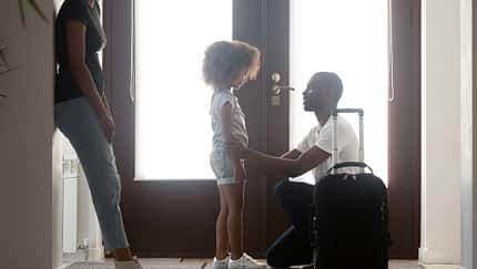 Eine Woche zu Mama, eine Woche zu Papa: Beim Wechselmodell betreuen getrenntlebende Eltern zu gleichen Teilen 
