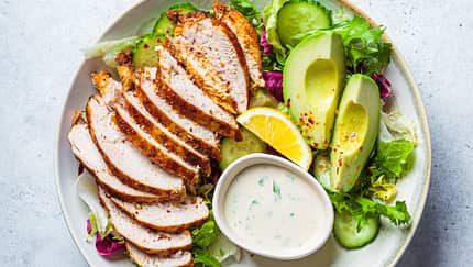 Achtung: Diese 5 Zutaten machen deinen Salat zur Kalorienbombe