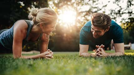 Die spaßigsten Fitnessspiele für drinnen und draußen