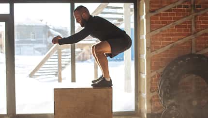 Mann springt auf Plyo Box