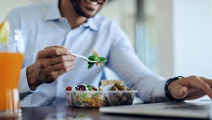 Gewusst? Diese 8 Fehler beim Mittagessen machen dick