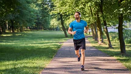 Mann joggt im Park