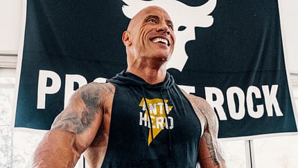 Dwayne Johnson, lächelnd in Tanktop