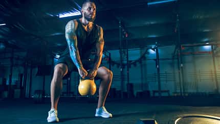 Mann trainiert mit einer Kettlebell
