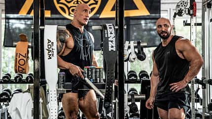 Dwayne Johnson und sein Trainer Dave Rienzi beim Training