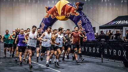 Die HYROX-Teilnehmer laufen ihre 100 Meter.