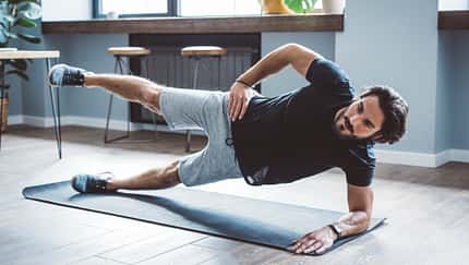 Mann macht Side-Plank