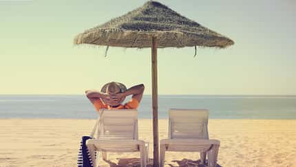 Schatten, Sonnenhut und lichtundurchlässige Kleidung sind im Sommer ideal, um die Haut vor schädlichen UV-Strahlen zu schützen