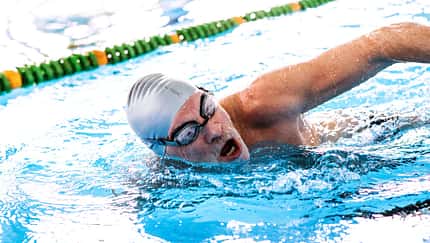Regelmäßiges Schwimmtraining sorgt für einen fitten Körper und wirkt sich schonend auf die Gelenke aus