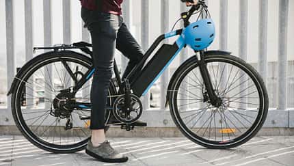 Ein Mann auf einem E-Bike