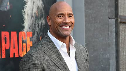 Dwayne Johnson lächelt auf Premiere in die Kamera