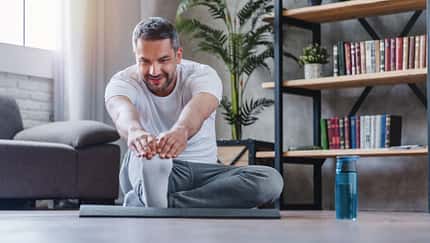 Wer Mobility-Training in sein Sportprogramm integriert, verbessert sein Körpergefühl und bleibt beweglich