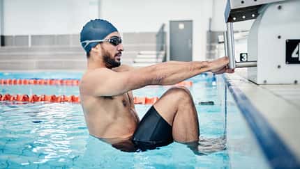 Du suchst nach einem Ganzkörpertraining? Dann wag den Sprung ins Becken. Schwimmen balanciert dich aus und schont deine Gelenke