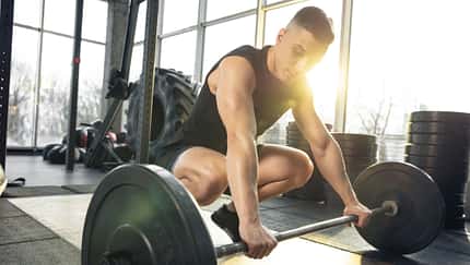 junger, sportlicher Mann trainiert im Gym