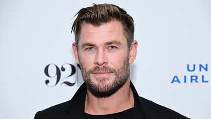 Chris Hemsworth lächelt in die Kamera