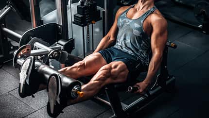 Muskulöser Mann beim Beintraining