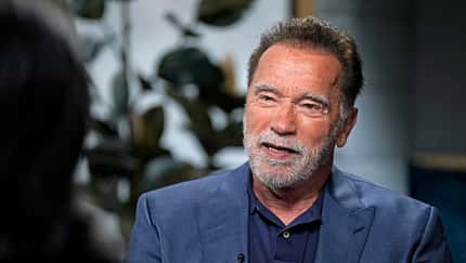 Arnold Schwarzenegger spricht in einem Interview in die Kamera