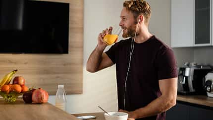 Mann trinkt ein Glas Orangensaft