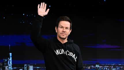 Mark Wahlberg winkt bei der Tonight Show in die Kamera