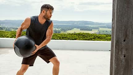 Chris Hemsworth beim Krafttraining mit dem Medizinball