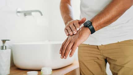 Handcreme für Männerhände / Frühling 2024 / FilippoBacci / Getty Images 