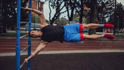Strong,Athletic,Man,Doing,Flagpole,In,Outdoor,Gym, Human Flag, Körperspannung
