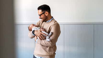 Vater hält Baby