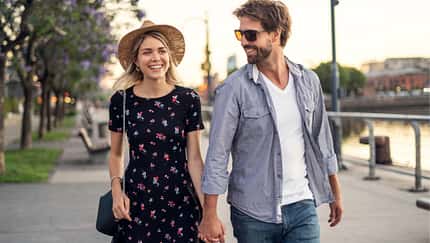 Date-Outfits_Paar Spaziergang_GettyImages-1208374097_PhotoAlto Frederic Cirou