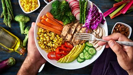 Nehme ich mit Low Carb oder Low Fat schneller ab?